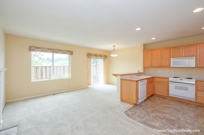 Building Photo - 6554 NE Forest Ln