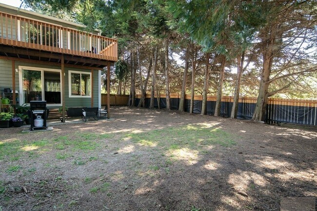 Huge fenced backyard including covered patio to host outdoor gatherings. - 17729 NE 88th Pl