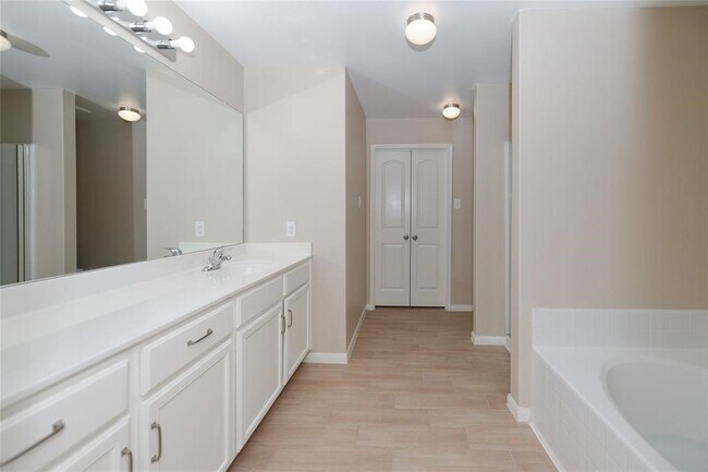 Building Photo - 1001 Strawberry Ridge Dr
