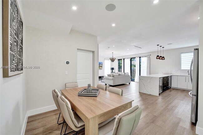 Building Photo - 1617 NE 11th St