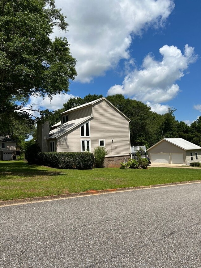 Building Photo - 107 Kingswood Dr