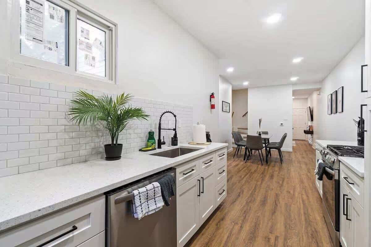 Kitchen and Dining Area - 521 Alpine Ave