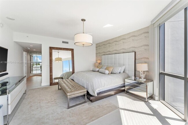 Building Photo - 17111 Biscayne Blvd