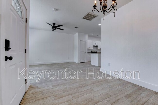Building Photo - 5121 Southwind St
