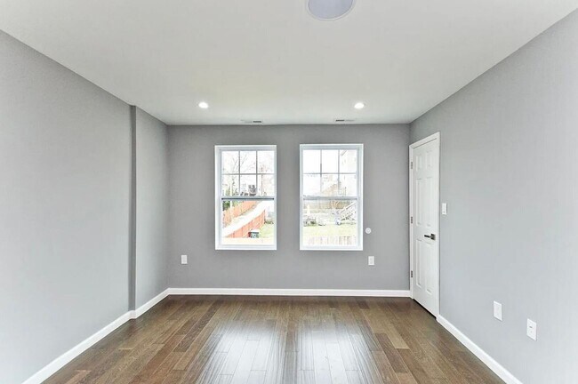 Building Photo - 4650 Hayes St NE
