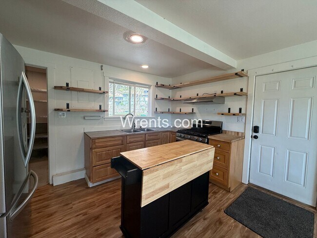 Building Photo - Lakeview Cabin Living – 1 Bed / 1 Bath Retreat on Sprague Lake!