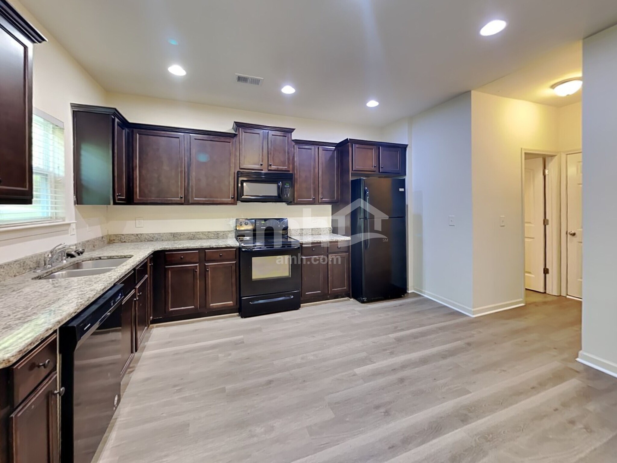 Building Photo - 908 Pine Ln