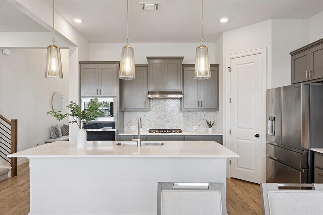Building Photo - 6908 Empresa Dr