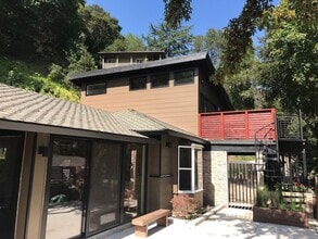 Building Photo - 18 S Trail