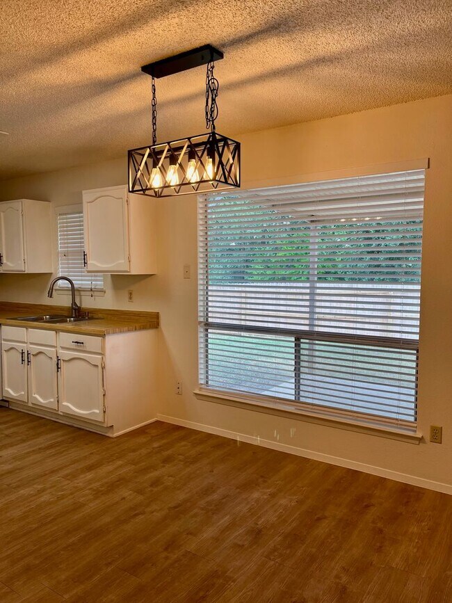 Building Photo - Charming 3/2 in Pipers Meadow  ~  *NO HOA*...