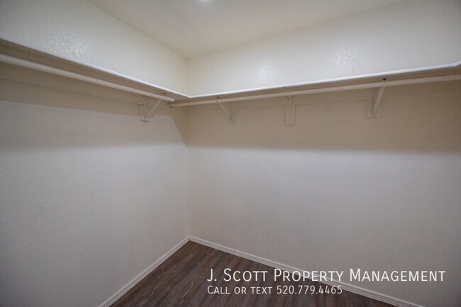 Building Photo - 1421 W Camino Ct