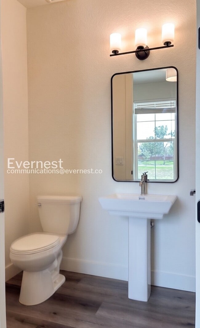 Building Photo - 3 Bed/2.5 Bath Town Home with Garage / Available Now!