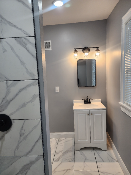 Building Photo - 380 Vernon Rd