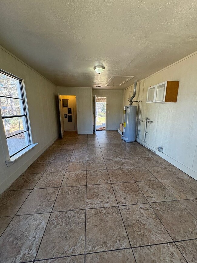 Building Photo - Amazing 4 bedroom/ 2bath house on beautiful lot!