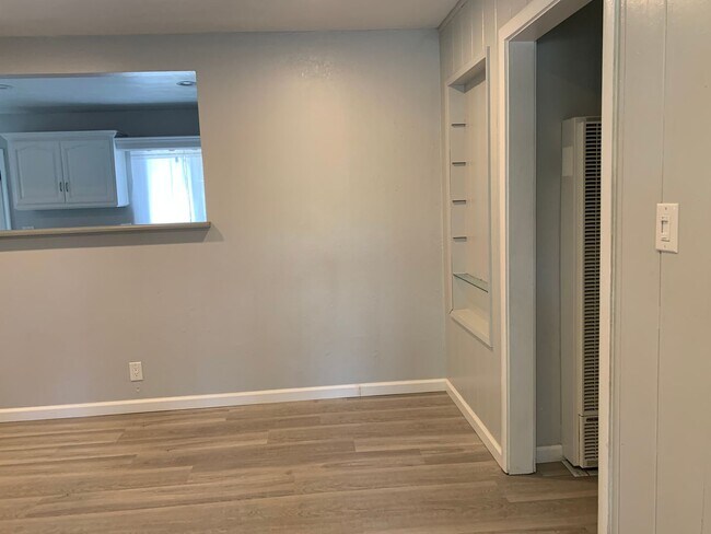 Building Photo - Beautifully upgraded interior, one dog considered.