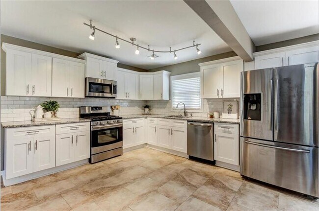 Building Photo - 2144 Keheley Dr