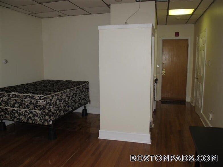 Building Photo - 879 Beacon St