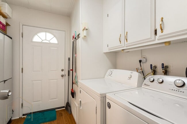 Building Photo - 55+ Senior Community~ 2 bed/2 bath with Am...