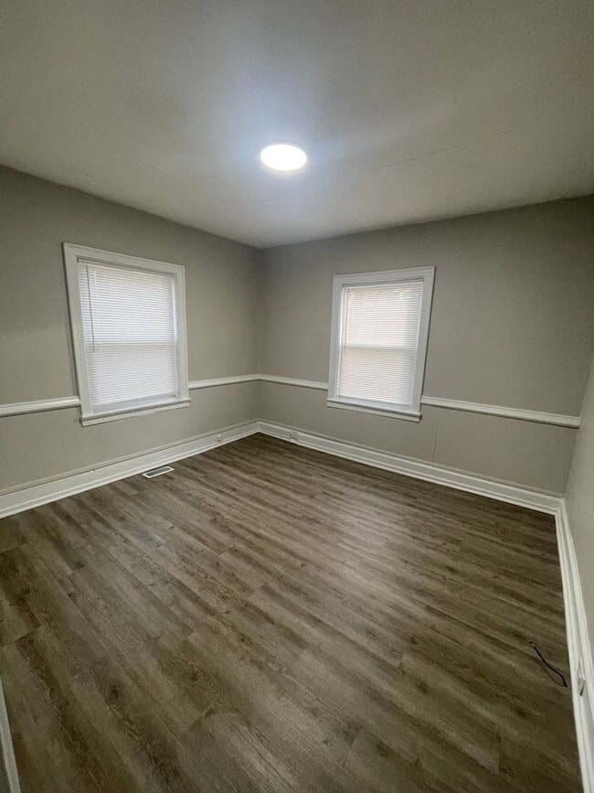 Building Photo - Welcome to this charming 2-bedroom, 1-bathroom home located in the vibrant community of Hickory, NC.