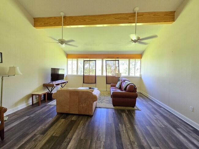 Building Photo - Stunning 2 Bed / 2.5 Bath Townhouse with G...