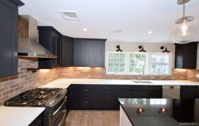 Building Photo - 13 Flower Hill Pl