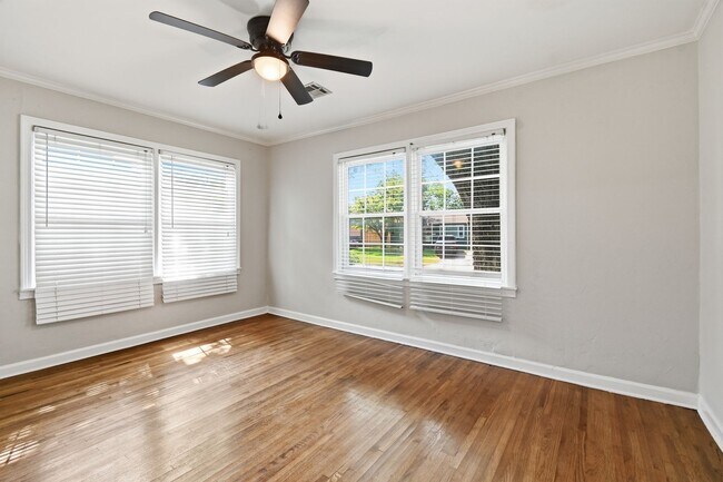 Building Photo - Remodeled Midtown Tulsa Bungalow – Classic Charm with Modern Updates!