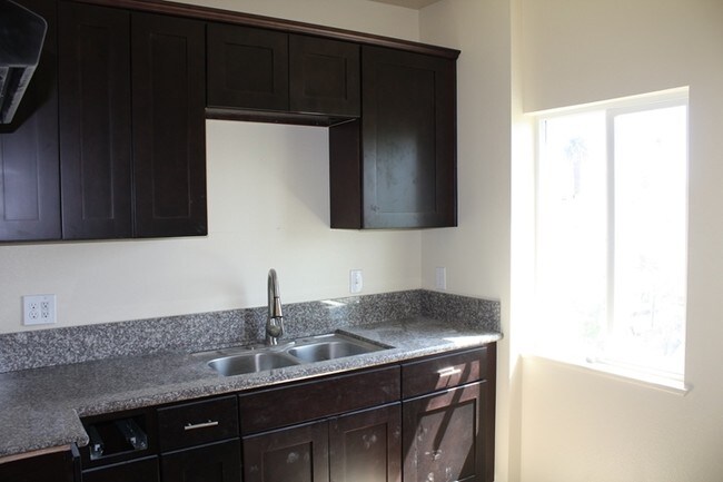 Kitchen - 1019 N Pershing Ave