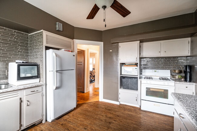 Building Photo - 522 N 65th St