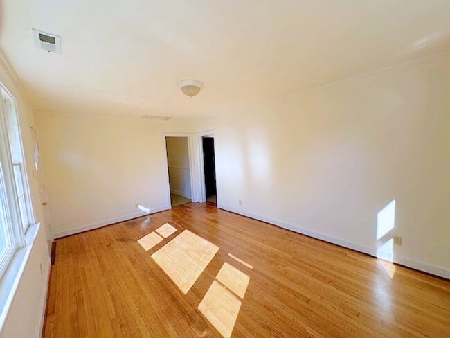 Building Photo - Cottage Rancher on Private Drive