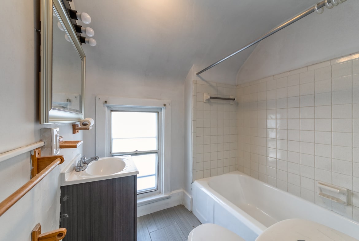 Building Photo - 1610 S Cedar St