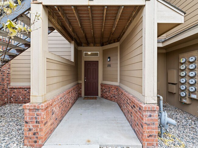 Building Photo - 2 bed 2 Bath Condo with Community Pool!