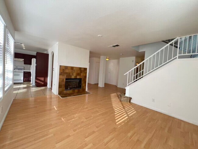 Building Photo - Stunning 5 bedroom, 2.5 bathroom home