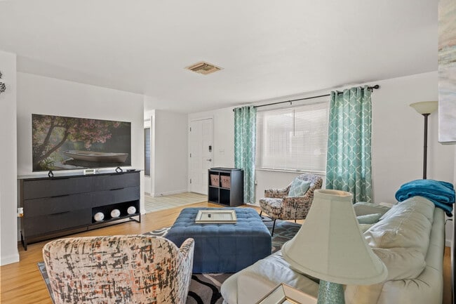 Building Photo - 7021 Sonata Dr