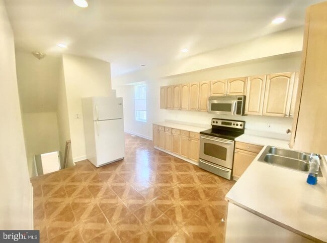 Primary Photo - 2641 N Howard St