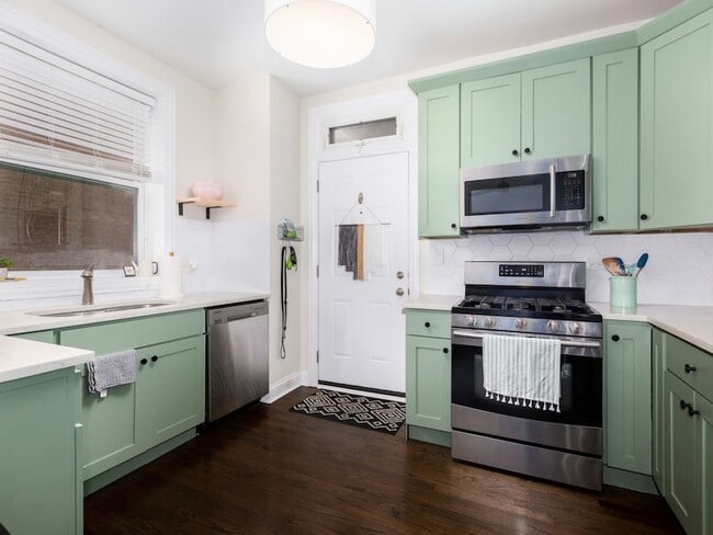 Building Photo - 1335 W Lunt Ave