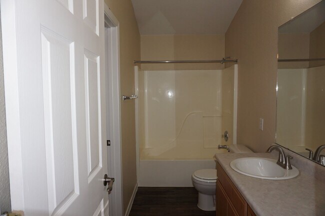 Building Photo - Popular Location, 3Bdm 2Ba Home