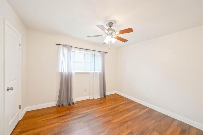 Building Photo - 10907 Overlea Dr
