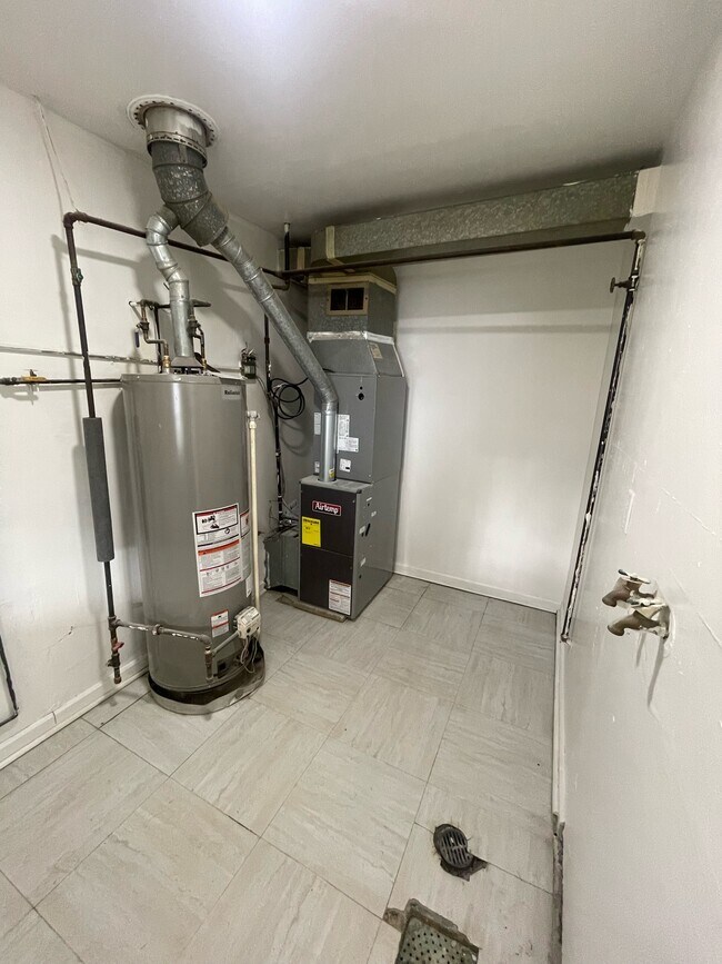 Building Photo - 1539 Wakefield Ave