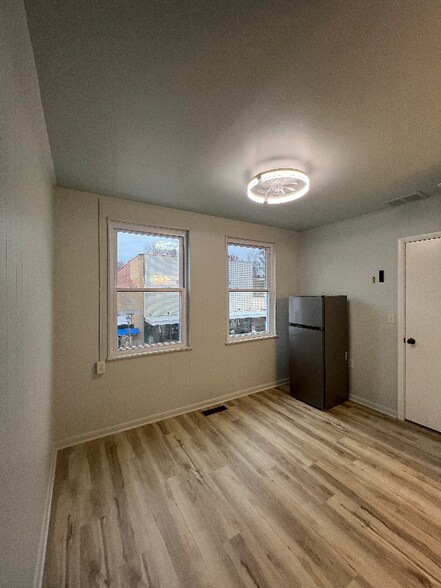 Building Photo - 101 E Main St