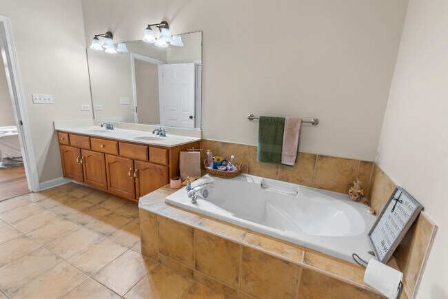 Building Photo - 120 Stonewood Pl