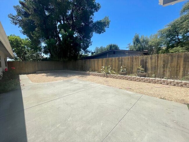 Building Photo - Three Bedroom Home in the Turnpike Foothills - Available Mid August