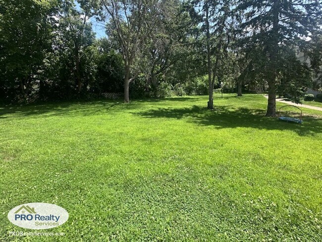 Building Photo - Recently Remodeled Condo **Half off 1 Mont...