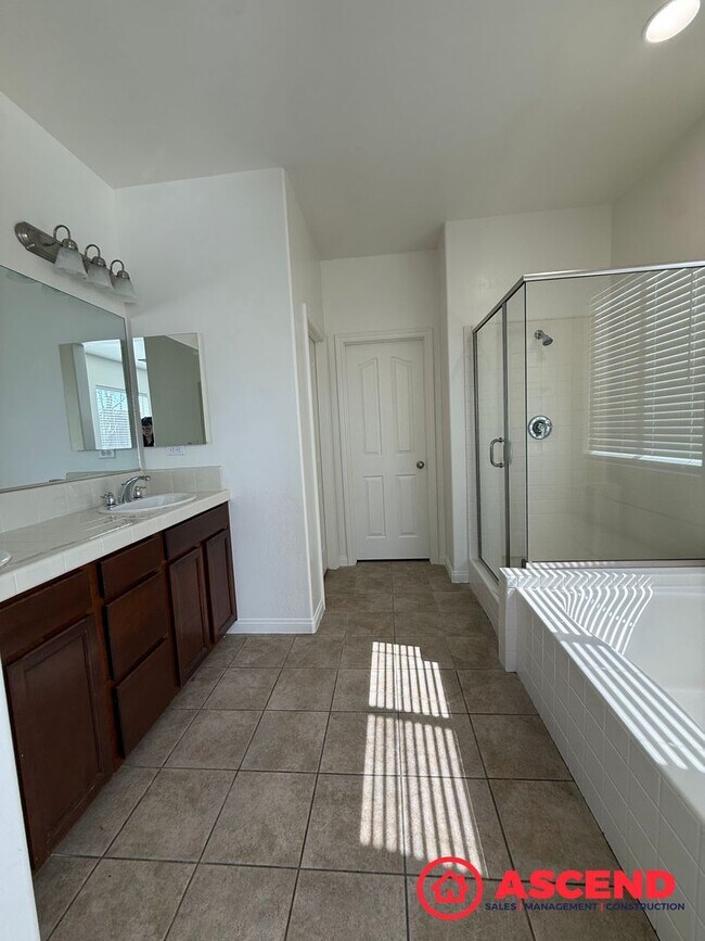 Building Photo - Beautiful 4 Bedroom Located in HOA!