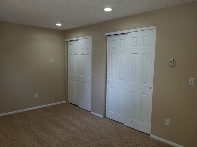 Building Photo - 1115 S Cherry St