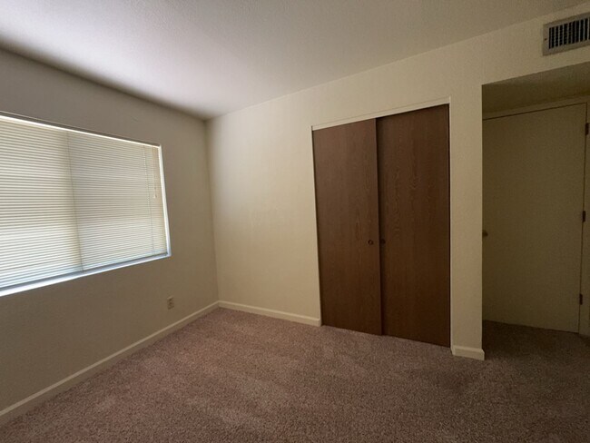 Building Photo - Spacious condo! Includes washer & dryer