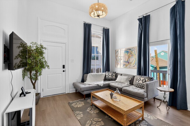 Building Photo - 3324 S Saratoga St