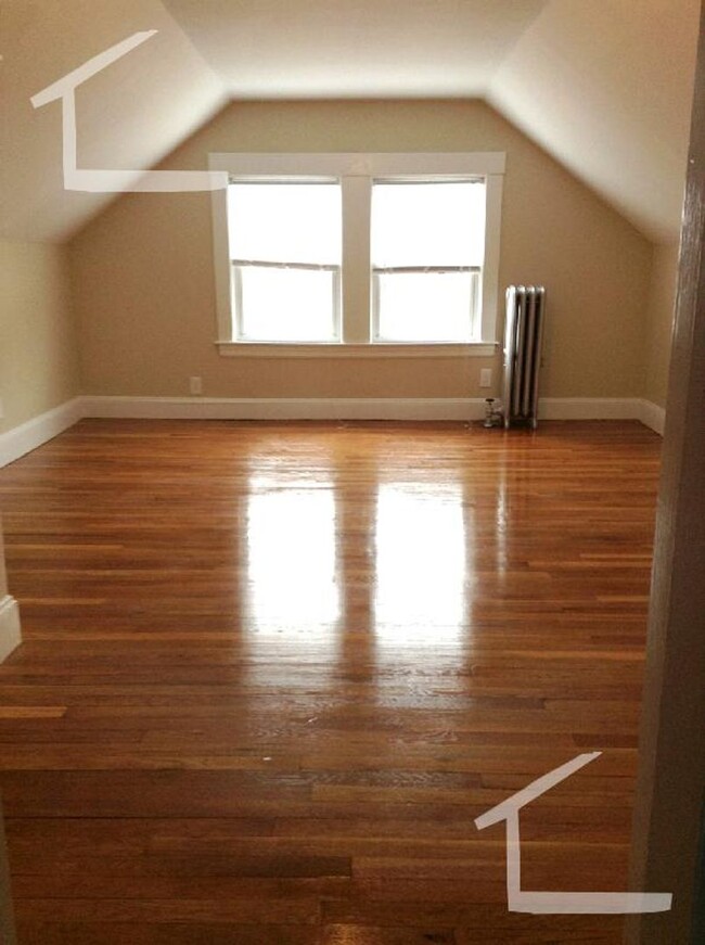 Building Photo - Spacious 3 bedroom with parking & water in...
