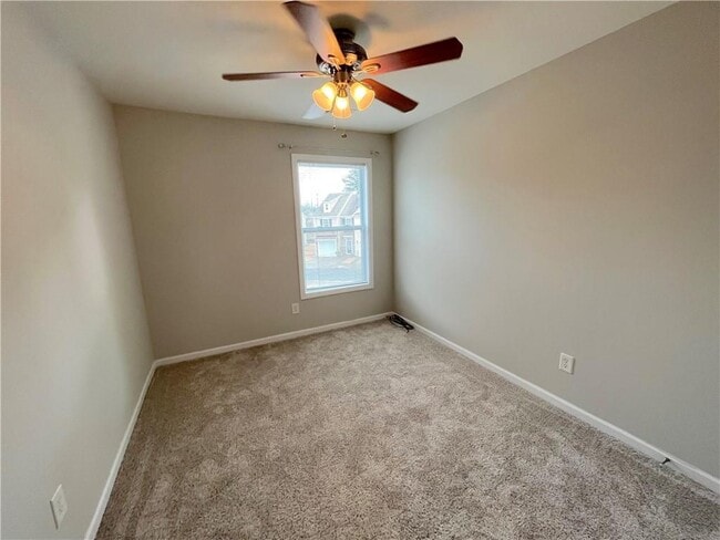 Building Photo - 2048 Lakeshore Overlook Dr