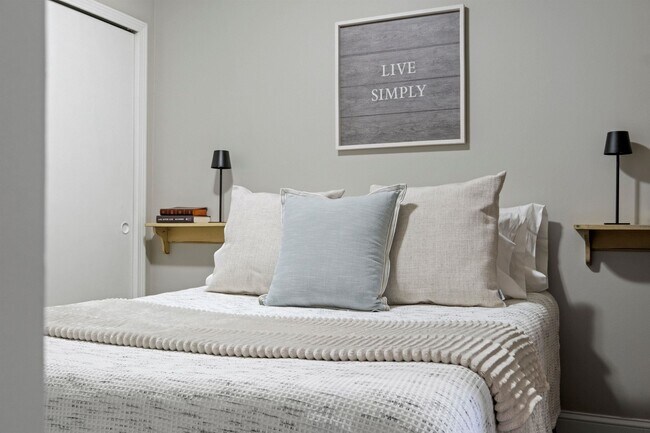 Building Photo - 5 Blackstone Dr