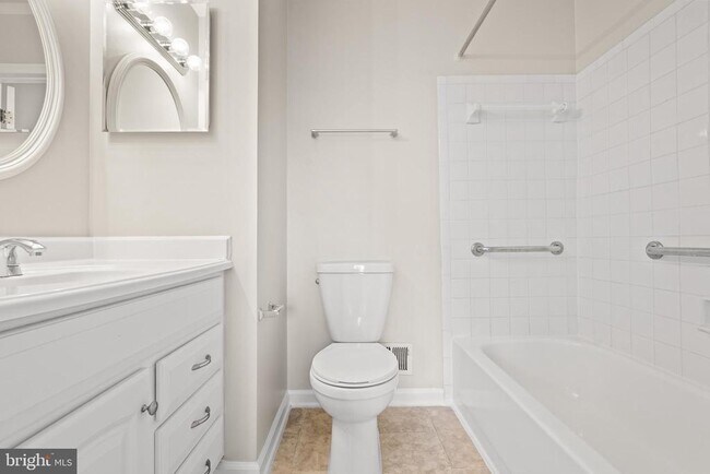 Building Photo - 8483 Laurel Oak Dr